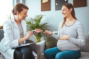 sage-femme et femme enceinte discutant