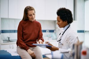 Une femme médecin et une patiente en consultation